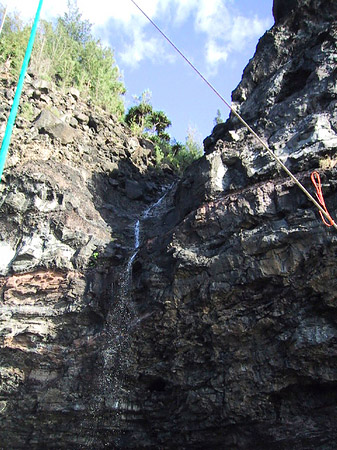 Höhlen in der Steilküste Foto 